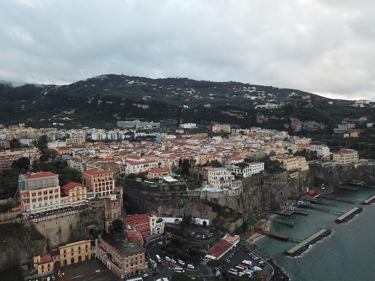 Yacht Club Capo Cervo Suites B&B Sorrento Esterno foto