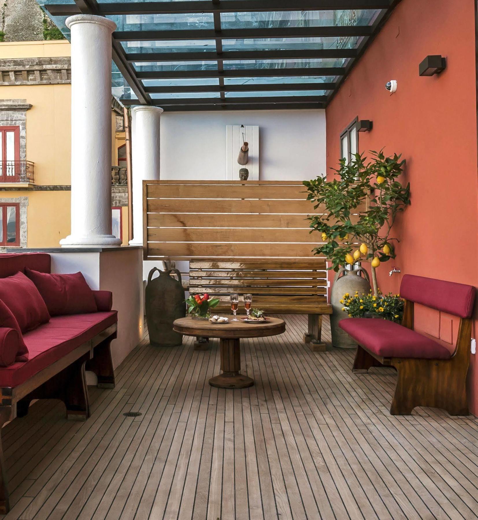 Yacht Club Capo Cervo Suites B&B Sorrento Esterno foto