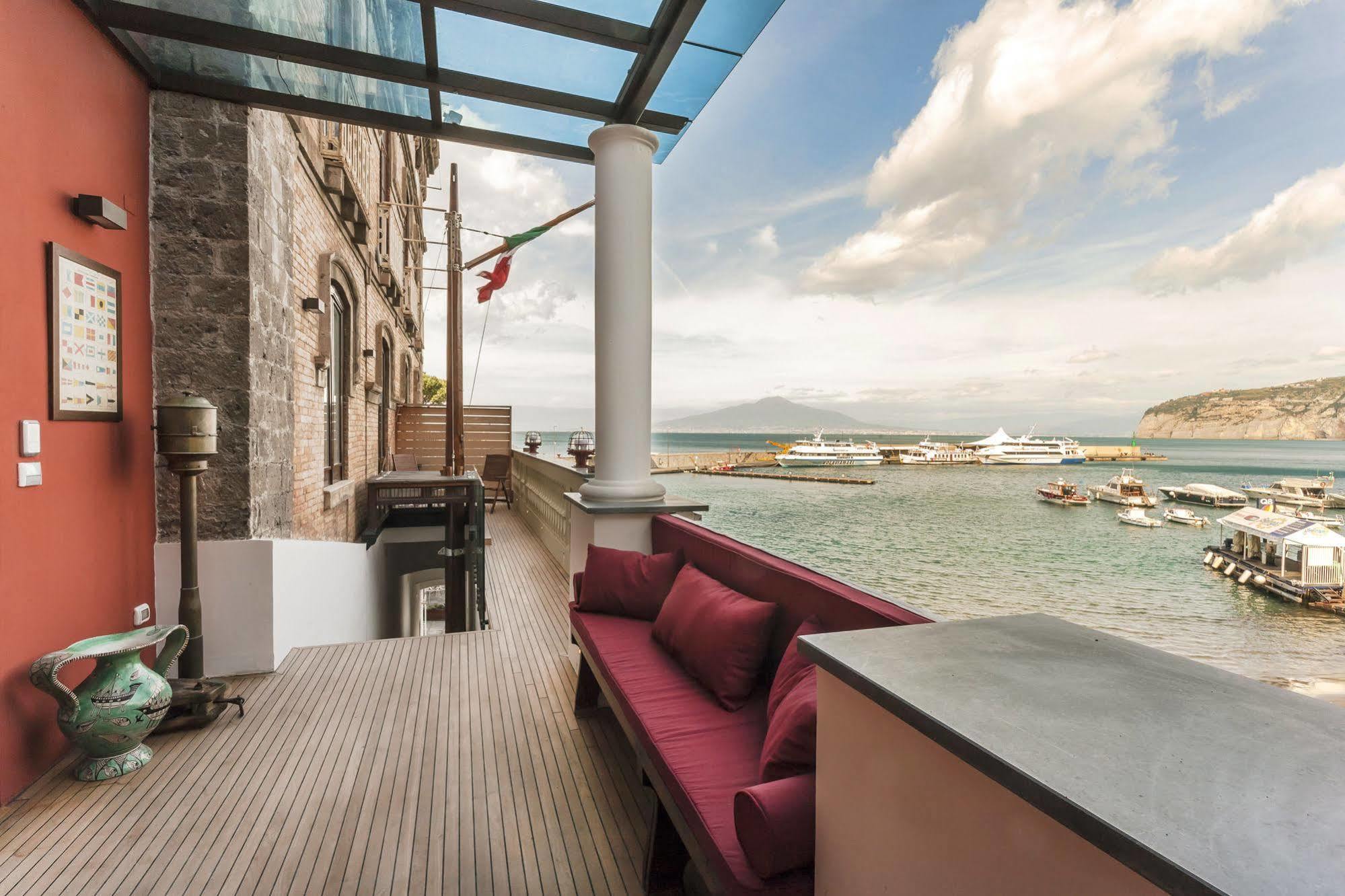 Yacht Club Capo Cervo Suites B&B Sorrento Esterno foto