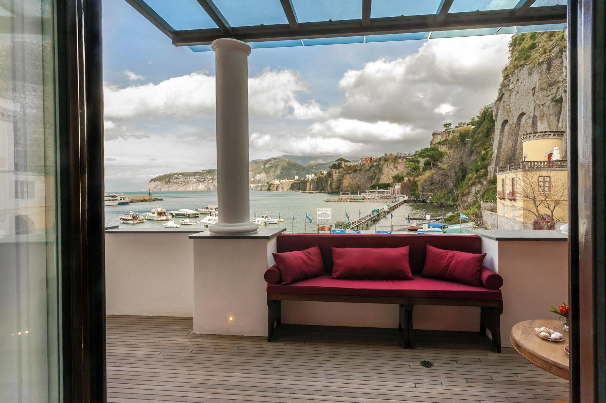 Yacht Club Capo Cervo Suites B&B Sorrento Esterno foto