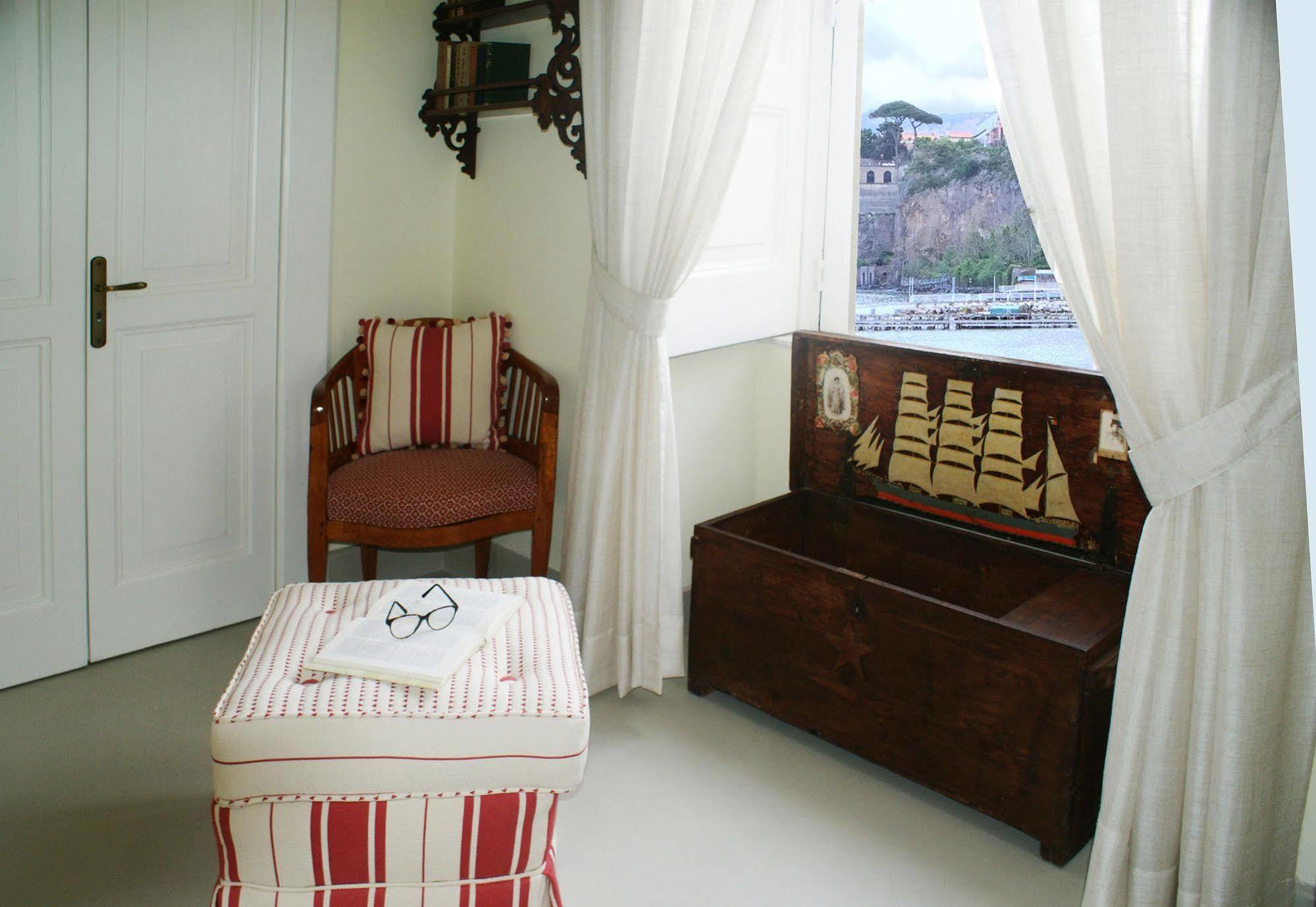 Yacht Club Capo Cervo Suites B&B Sorrento Esterno foto