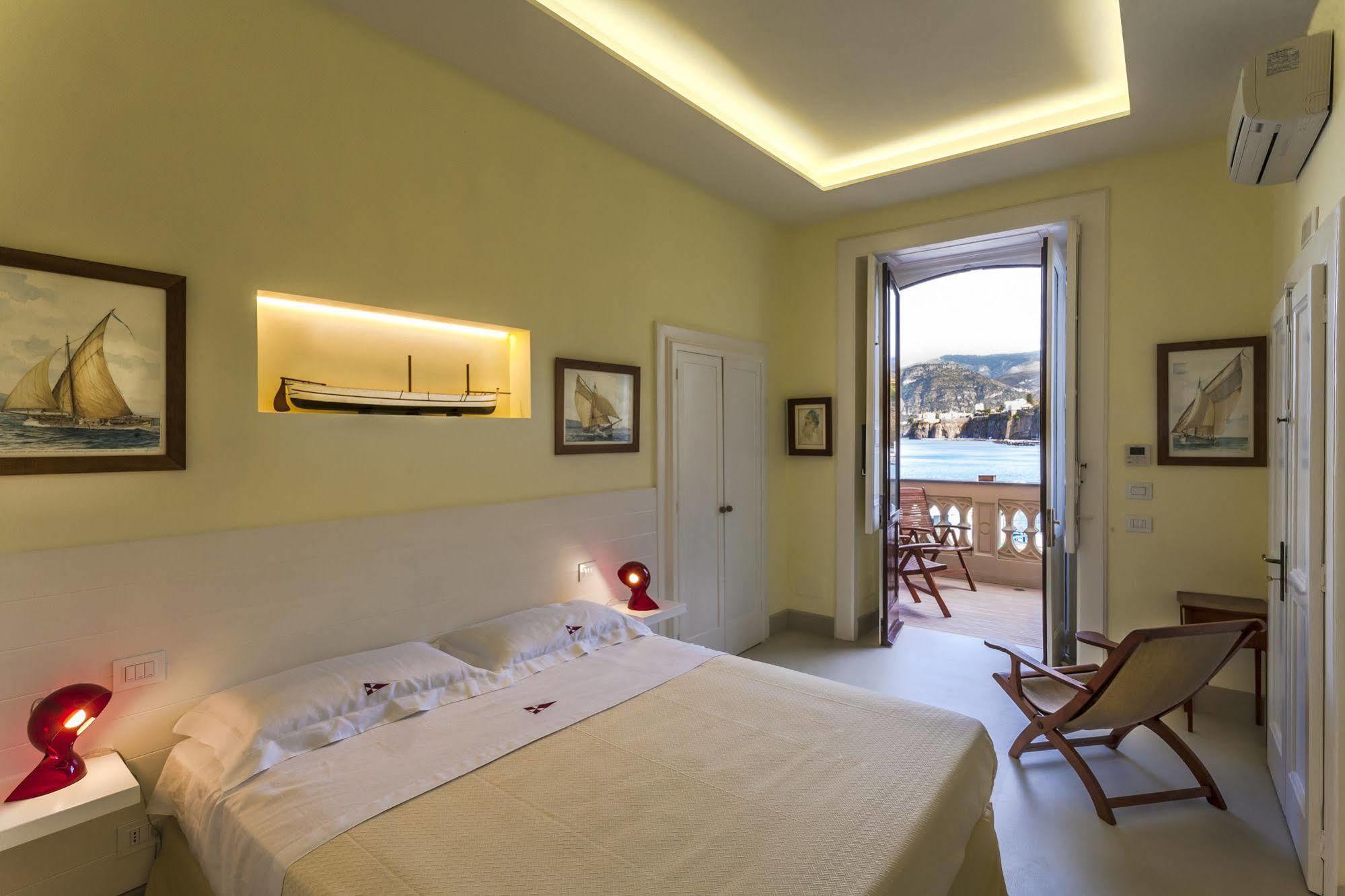 Yacht Club Capo Cervo Suites B&B Sorrento Esterno foto