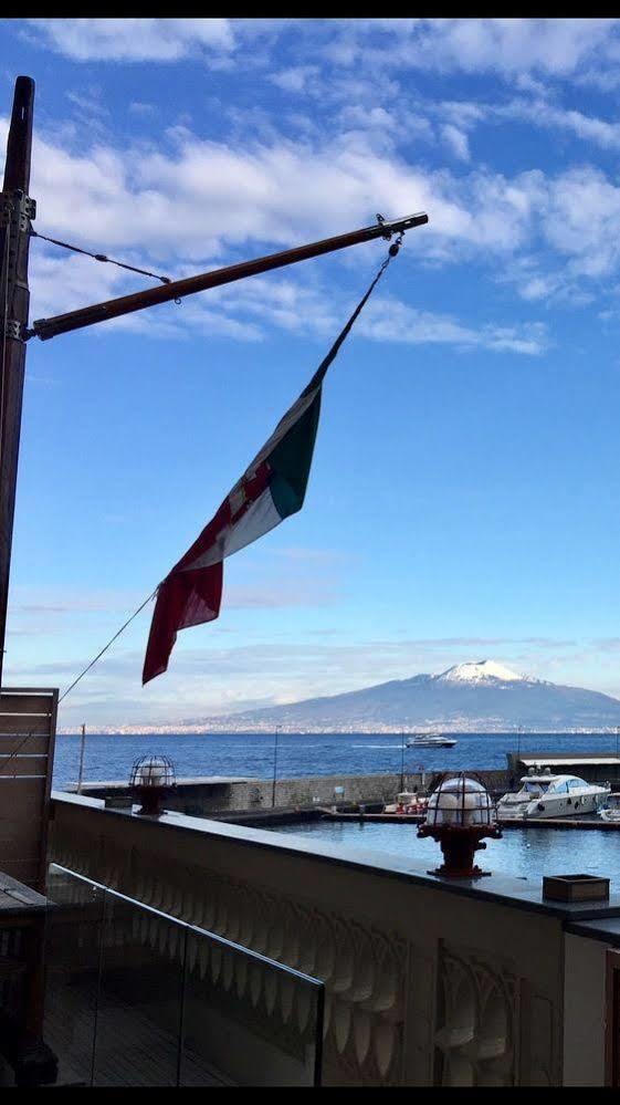 Yacht Club Capo Cervo Suites B&B Sorrento Esterno foto