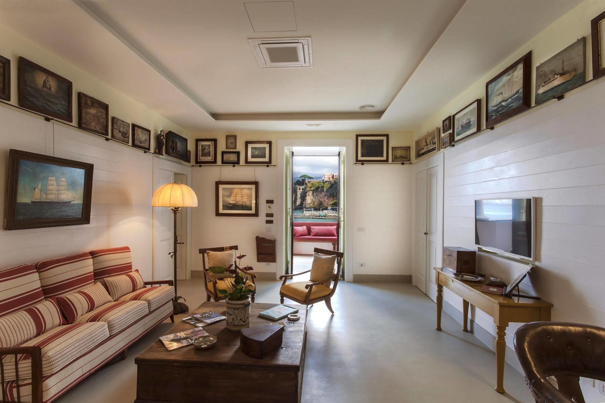 Yacht Club Capo Cervo Suites B&B Sorrento Esterno foto