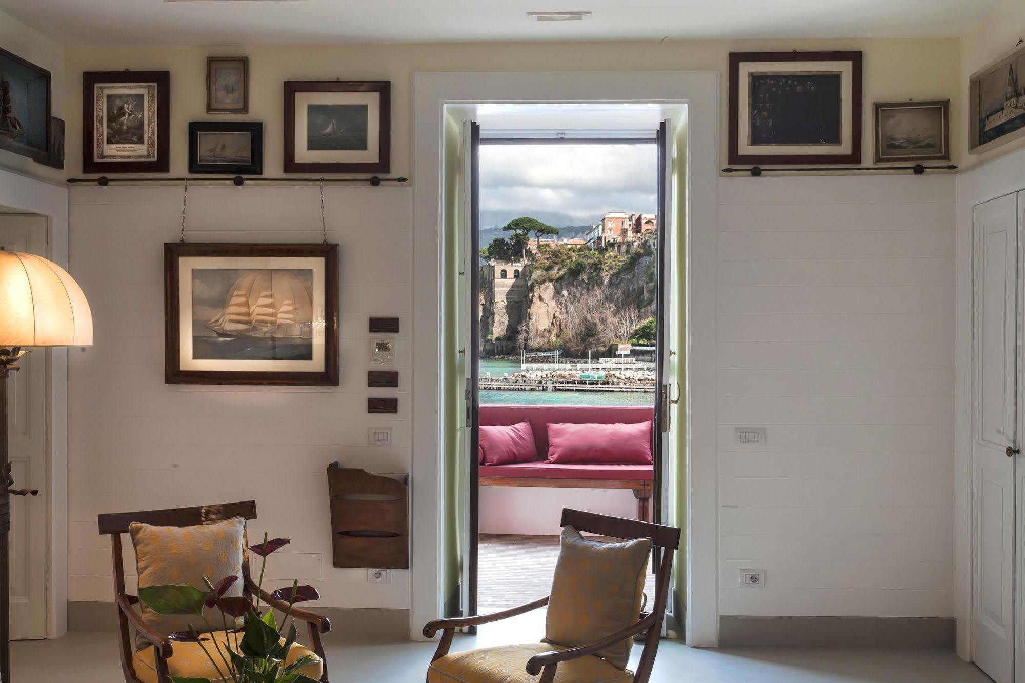 Yacht Club Capo Cervo Suites B&B Sorrento Esterno foto